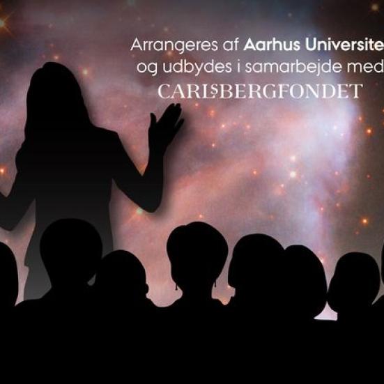 Silhuetter af en forelæser og tilhørere på en baggrund af en stjernehimmel med teksten: Arrangeres af Aarhus Universitet og udbydes i samarbejde med Carlsberg Fondet