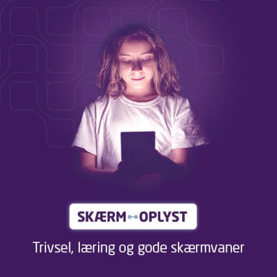 Pige med skærm i hånden