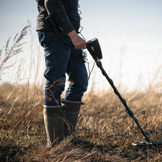 Mand med metaldetektor