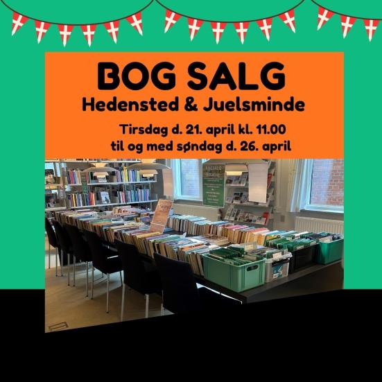 Kasser med bøger på et bord 