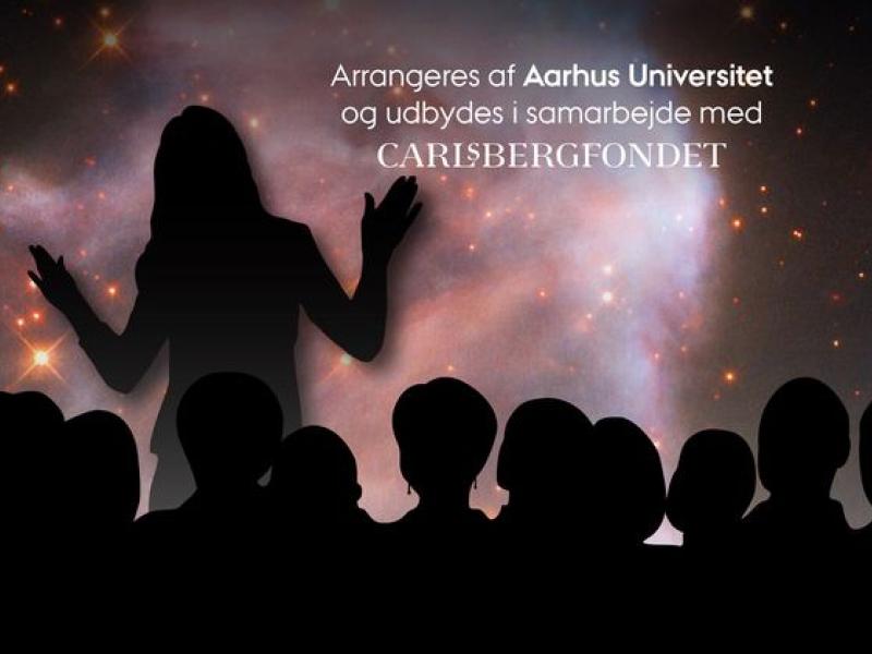 Silhuetter af en forelæser og tilhørere på en baggrund af en stjernehimmel med teksten: Arrangeres af Aarhus Universitet og udbydes i samarbejde med Carlsberg Fondet