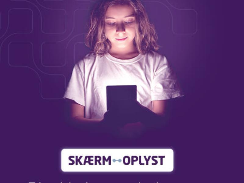 Pige med skærm i hånden