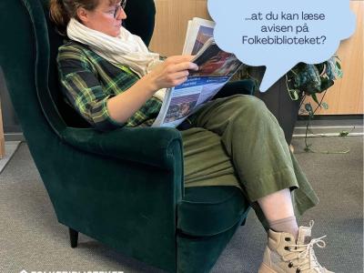 Kvinde læser avis i lænestol