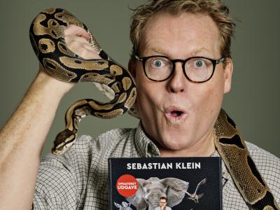 Sebastian Klein med bog og slange