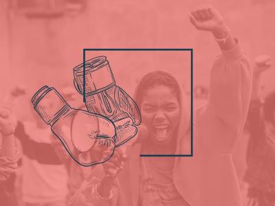 Boksehandsker med kvinder i baggrunden