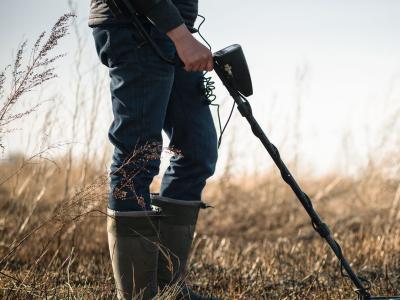 Mand med metaldetektor