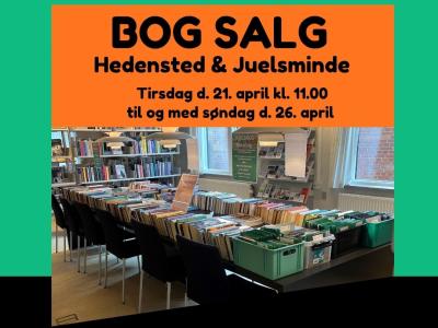 Kasser med bøger på et bord 