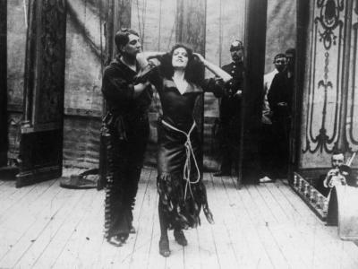 sort hvid billede fra stumfilmen Afgrunden, Asta Nielsen i midten, velkendt forførisk foto af die Asta