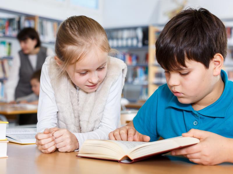 Pige og dreng læser