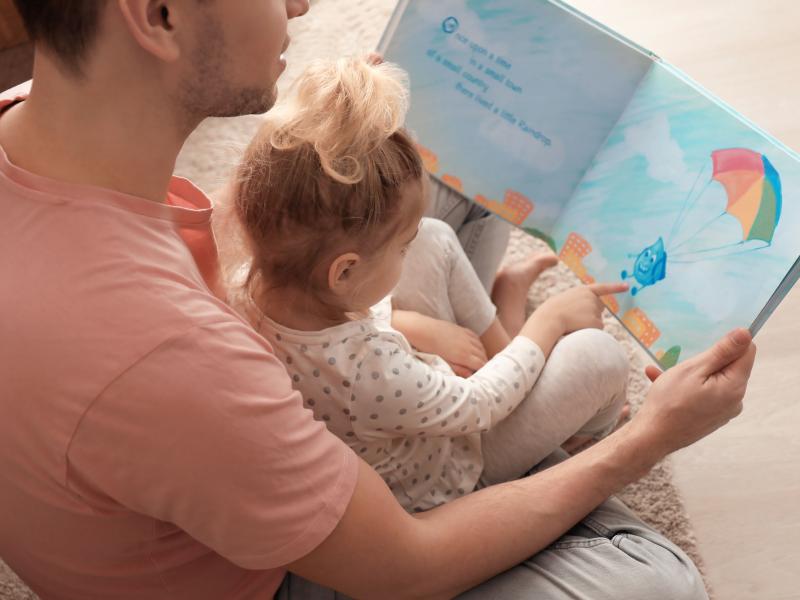 Far med barn læser højt
