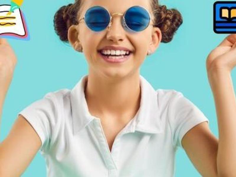 Pige med en bog og et lånerkort i hver hånd