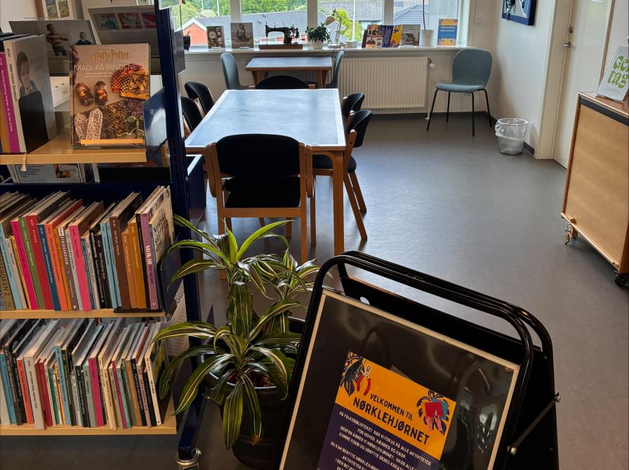 Langbordet i Nørklehjørnet på Tørring Folkebibliotek
