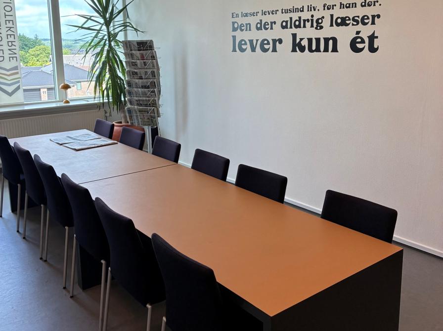 Langbordet ved krimierne på Tørring Folkebibliotek